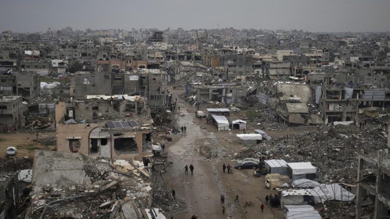 الغارات الإسرائيلية على غزة.. عودة للحرب أم تفاوض تحت النار؟