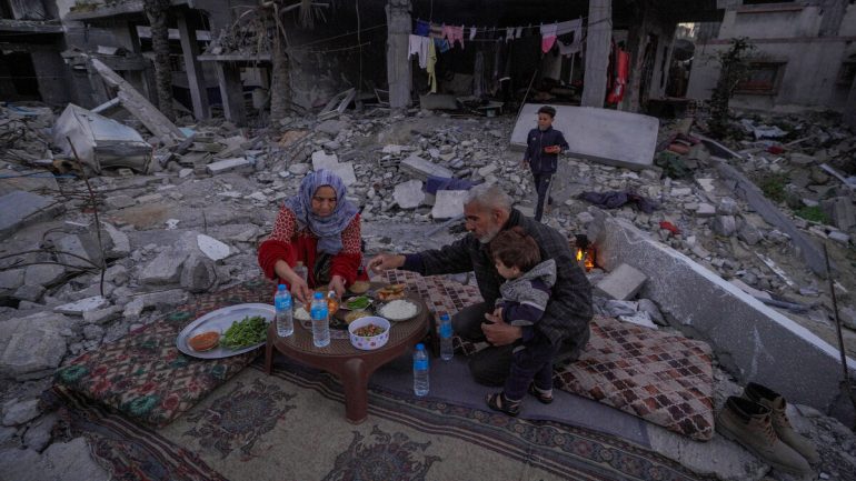 رمضان في غزة.. حين يصبح الدفء أمنية والطعام رفاهية