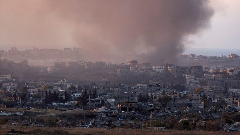 حماس: نعمل مع الوسطاء لوقف الهجوم الإسرائيلي على غزة