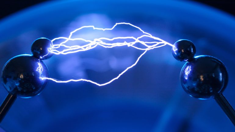 يكون اتجاه القوة الدافعة الكهربائية الحثية العكسية في اتجاه التيار الكهربائي صواب خطأ