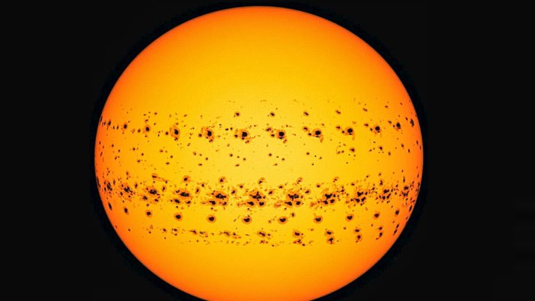 يكون عدد البقع الشمسية في بداية الدورة الشمسية قليلا مقارنة بعددها في منتصف الدورة . صواب خطأ