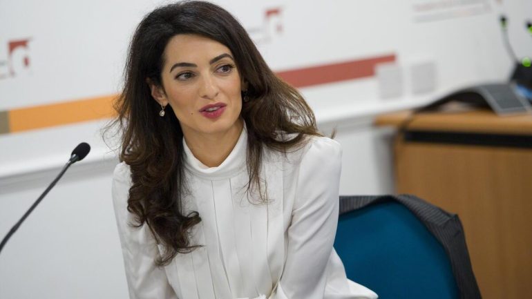 هل تعاقب أمل كلوني بسبب غزة؟ القصة الكاملة للصراع بين القانون والسياسة