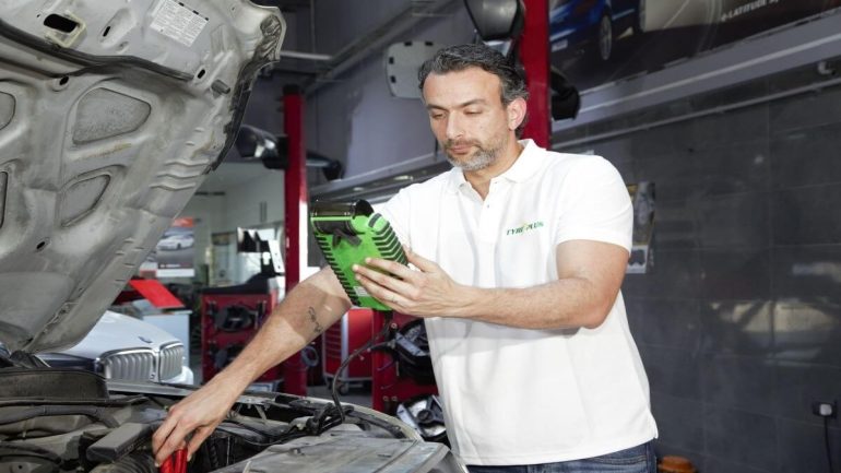 الحفاظ على بطارية السيارة نصائح مهمة من مؤسسة القطع الشاملة