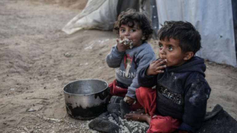 أونروا تنادي العالم: الأطفال يموتون جوعا وعطشا وتحت الركام