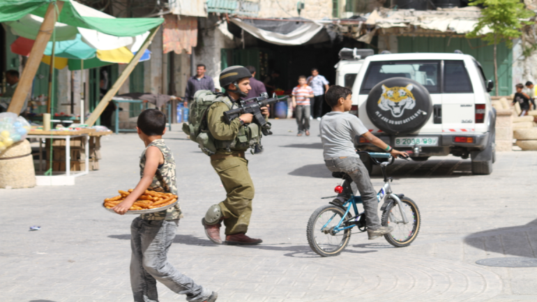 الخليل يواجه الانهيار وسط الحصار والتصعيد العسكري والاقتصاد الفلسطيني ينهار