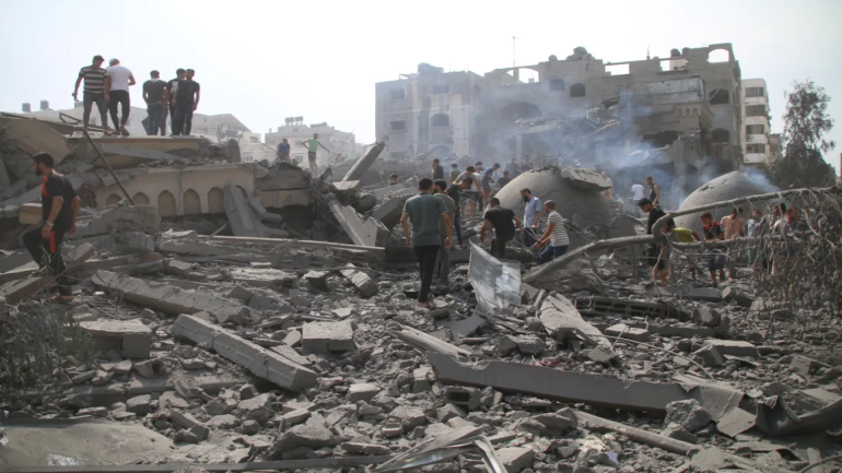 غزة تحت القصف.. حماس متمسكة بمطالبها وواشنطن تسعى لاتفاق خلال أيام