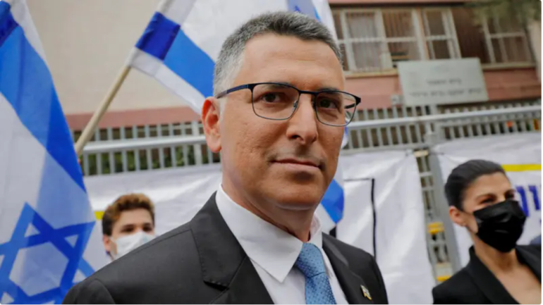 هل يسمع نتنياهو؟ ساعر يطالب بتجاهل الابتزاز السياسي من أجل صفقة غزة