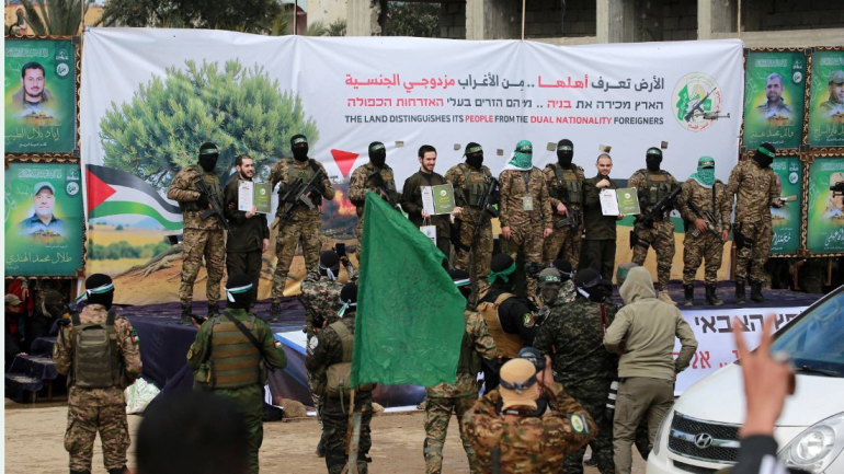 خطوة نحو التهدئة… حماس تبدأ بالإفراج عن دفعة من الرهائن