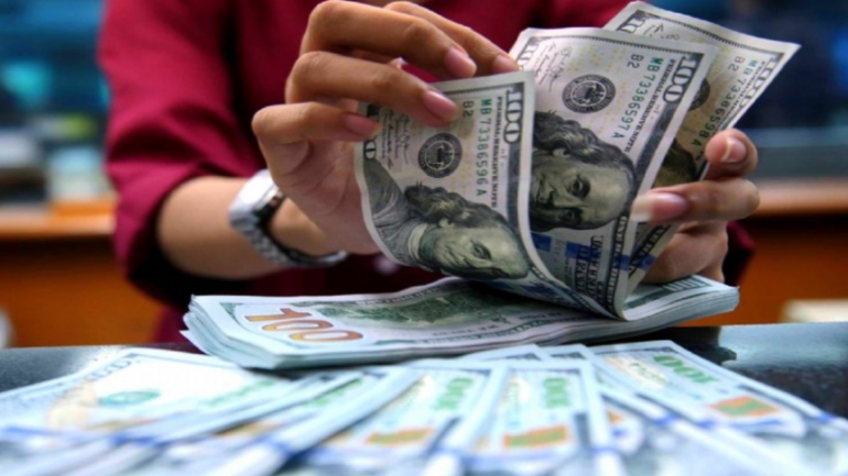 هل متابعة سعر الدولار رفاهية أم ضرورة؟