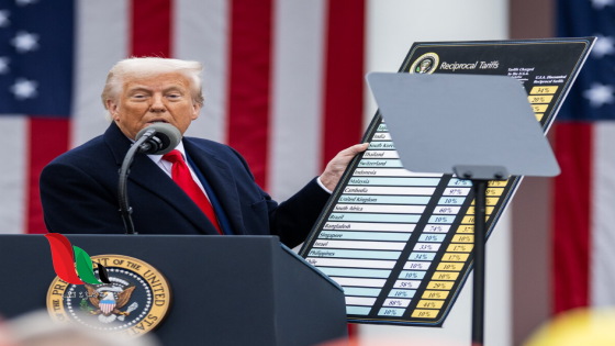 ترامب يقر زيادات جمركية بنسبة 30% على صادرات الاتحاد الأوروبي والمكسيك