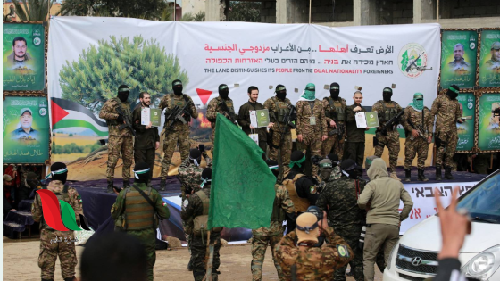 خطوة نحو التهدئة... حماس تبدأ بالإفراج عن دفعة من الرهائن