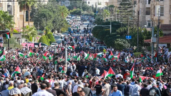 مظاهرة حاشدة في رام الله دعمًا لغزة ورفضًا للتوسع الاستيطاني