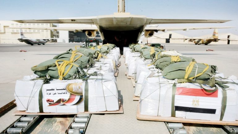 القاهرة ترسل 9 طائرات نقل عسكرية محملة بأطنان من الإغاثة الغذائية وتسقطها فوق غزة