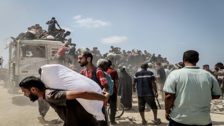 100 منظمة دولية: القيود الإسرائيلية الجديدة تشل وصول المساعدات الإنسانية إلى غزة