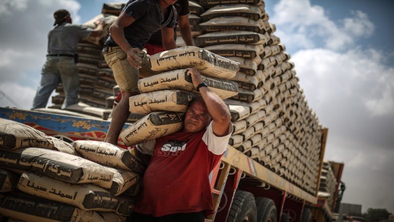 طفرة قياسية في صادرات الإسمنت المصري إلى الاحتلال عقب حرب غزة