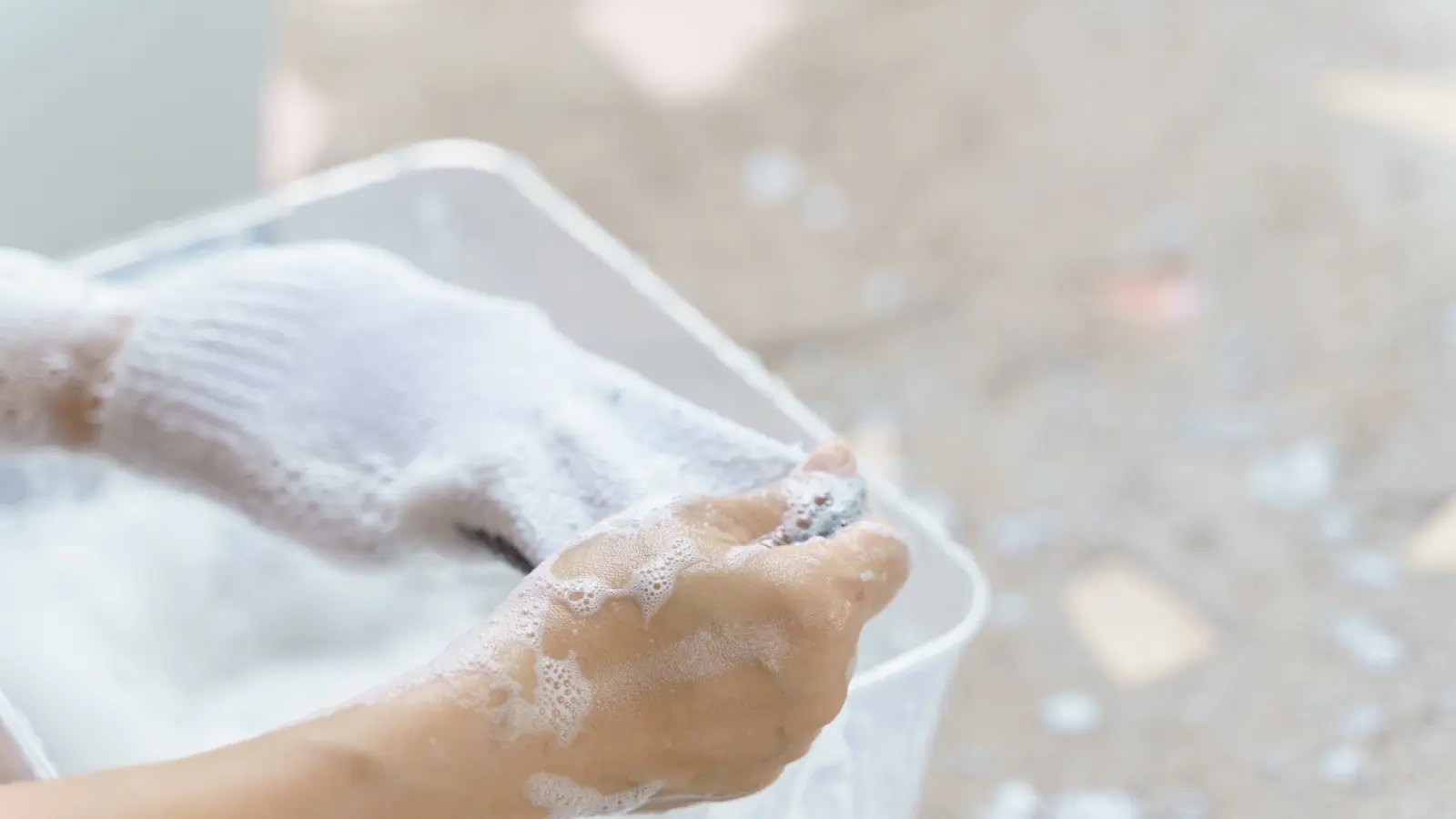 أفضل طريقة لـ غسل الجوارب وفقًا للخبراء لتحافظ على لونها وجودتها