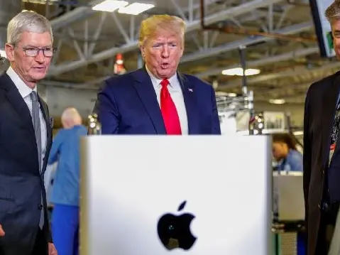 شركة Apple تكرم ترامب بدرع فاخر مصنوع من الذهب الخالص وزجاج Corning