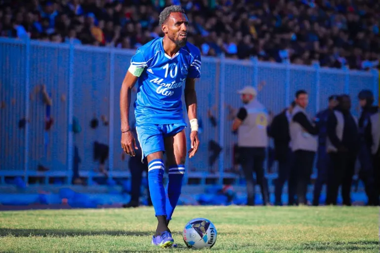 قمصان فريق إيرلندي تحمل صور الشهيد العبيد الملقب بـ بيليه فلسطين