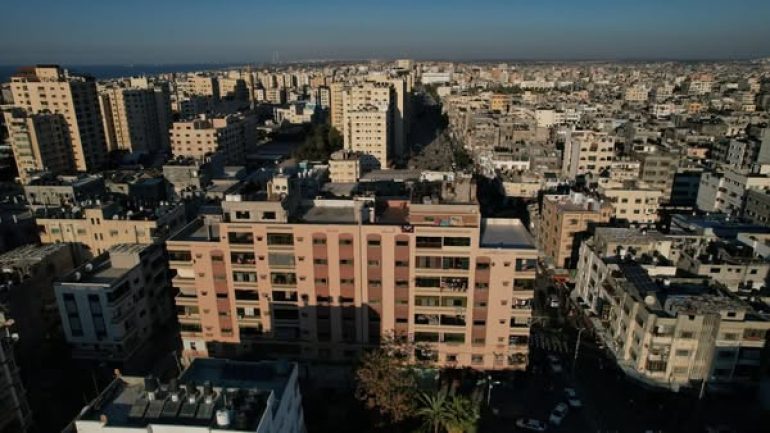 “غزة تحت النار.. تهديد عمارة الزنط بالنصر يشرّد 200 إنسان ينامون في الشوارع وسط تهديدات جديدة بالقصف”