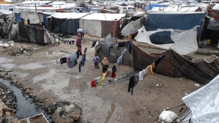 “أزمة خيام”.. سكان غزة يستقبلون الشتاء بين الأنقاض والركام