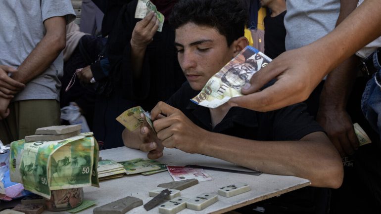 أزمة السيولة النقدية تخنق سكان غزة رغم وقف إطلاق النار