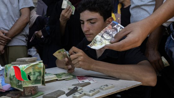 أزمة السيولة النقدية تخنق سكان غزة رغم وقف إطلاق النار