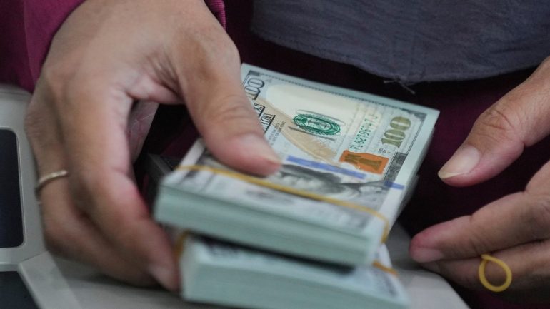 الدولار يتراجع مع تزايد المخاوف من رسوم ترامب وارتفاع الإقبال على الملاذات الآمنة