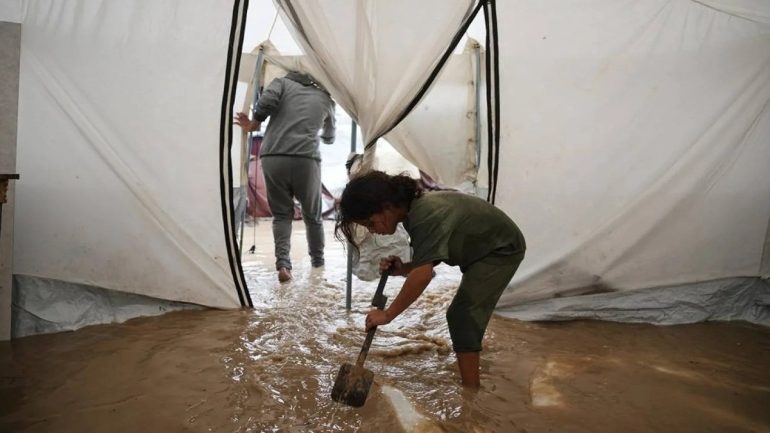 مؤسسة معًا تفتح باب تسجيل طلبات الشوادر وترميم الخيام للأسر المتضررة