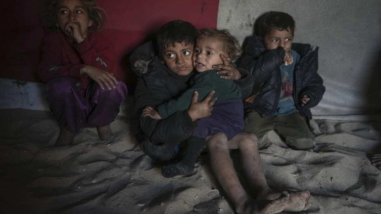 وسط تفاقم الطقس.. وفاة 3 أطفال نتيجة البرد القارس في غزة