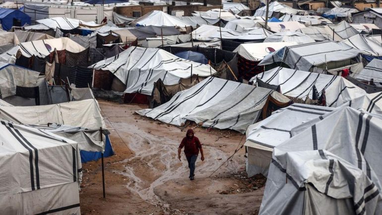 منخفض جوي بارد يطرق الأبواب: رياح نشطة وغبار وأمطار غزيرة في غزة