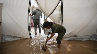 مؤسسة معًا تفتح باب تسجيل طلبات الشوادر وترميم الخيام للأسر المتضررة