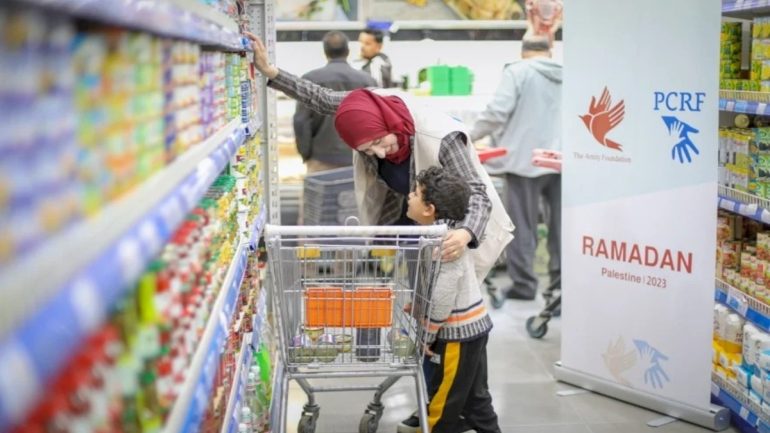 التنمية الاجتماعية توزع قسائم غذائية وملابس في غزة بدعم فرنسي