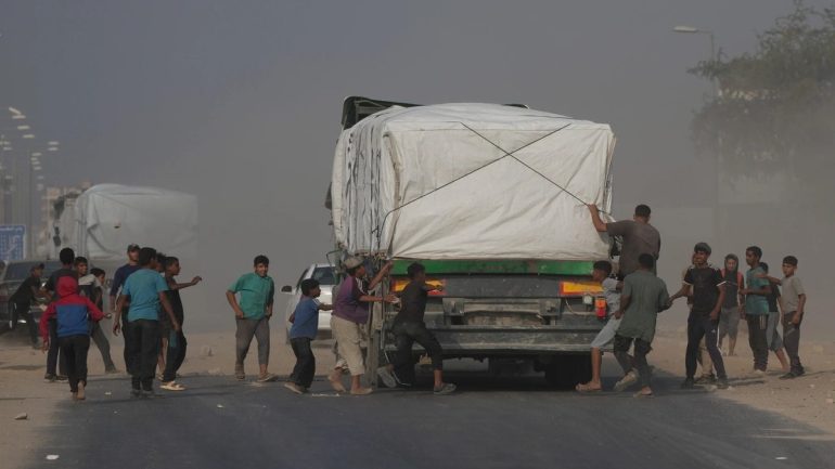 فضيحة أمنية جديدة في إسرائيل.. تهريب ملايين الشواكل من البضائع إلى غزة