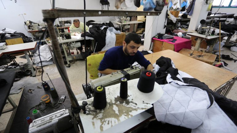 معرض للخياطة يعلن حاجته لتوظيف مصمم أزياء وخياط محترف في غزة