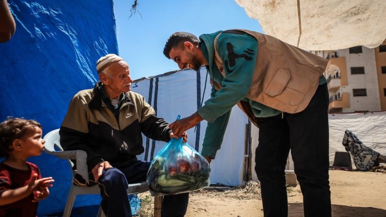 رابط جديد لتسجيل كبار السن للاستفادة من المساعدات والرعاية بغزة