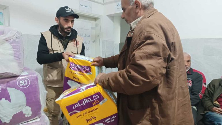 فتح باب التسجيل للاستفادة من بامبرز كبار السن في غزة