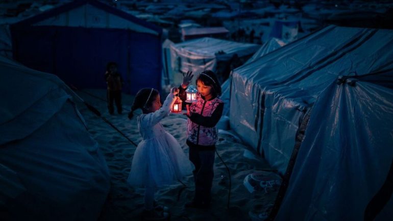 بدء التسجيل في مبادرة “نور رمضان” لتوزيع الكشافات على الأسر النازحة بغزة