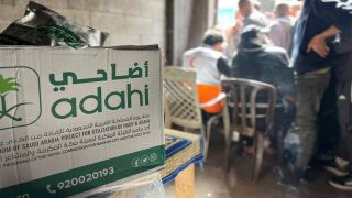 توزيع لحوم الأضاحي على أكثر من 16 ألف أسرة نازحة في غزة