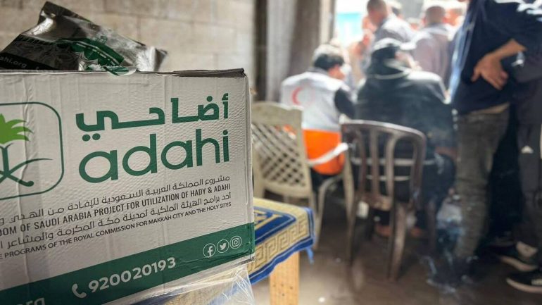 توزيع لحوم الأضاحي على أكثر من 16 ألف أسرة نازحة في غزة