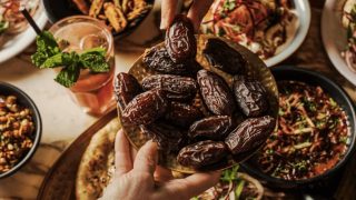 كيف يحافظ الصائم على وزنه وسط "فخ موائد الإفطار"؟