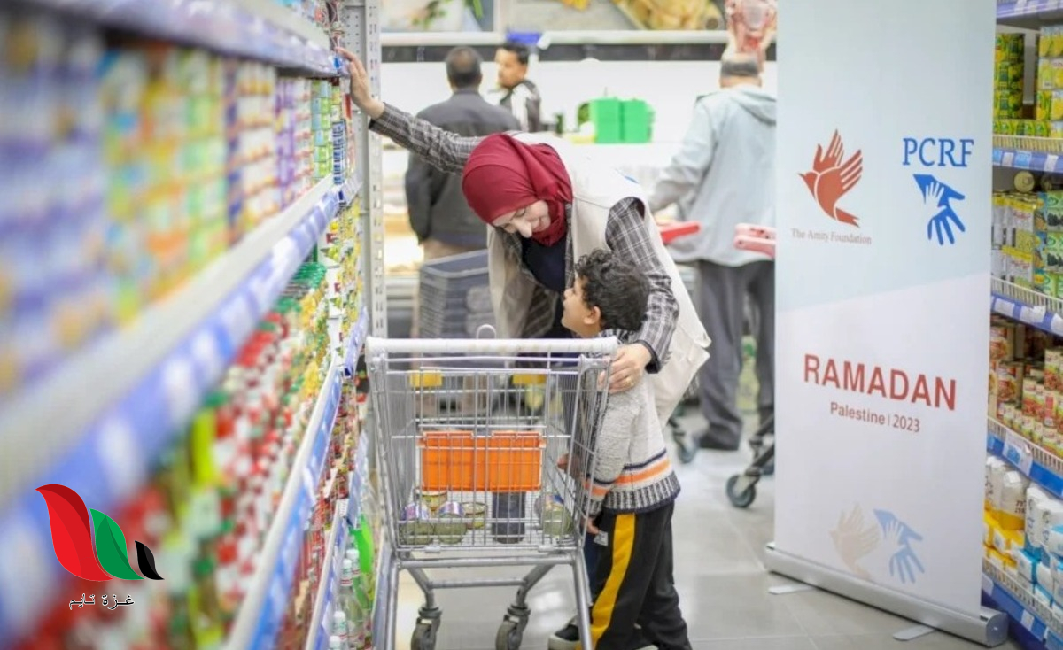 التنمية الاجتماعية توزع قسائم غذائية وملابس في غزة بدعم فرنسي