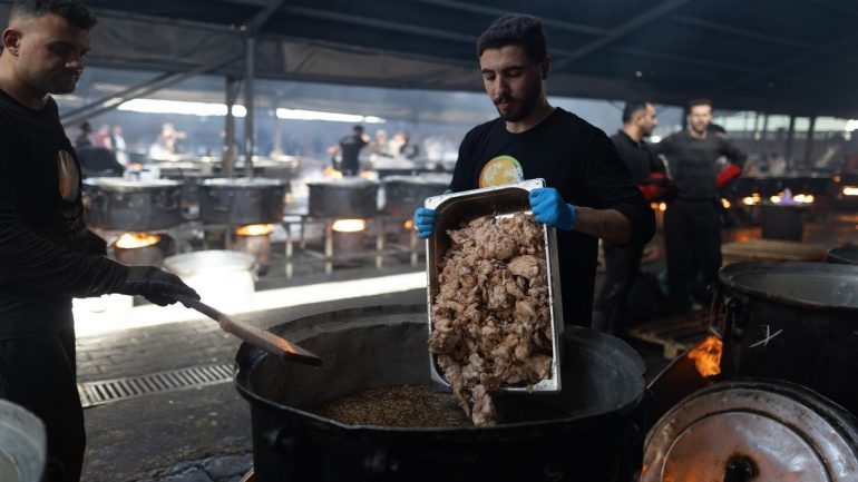 رسائل وصلت الآن.. المطبخ المركزي العالمي يبدأ توزيع طرود غذائية للأسر في غزة