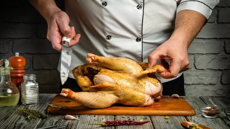 ماذا يحدث إذا أكلت الدجاج نيئا؟