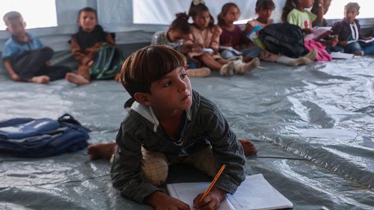 مشروع “منارة” ينطلق في غزة لدعم الأطفال نفسيًا وتعليميًا.. التسجيل متاح الآن