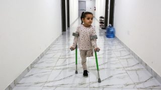 مبادرة إنسانية جديدة.. "أجنحة رحمة" تمنح أطرافًا صناعية للأطفال المتضررين