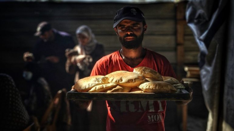 أزمة خبز في غزة وسط تدهور في الأمن الغذائي: “الجوع أشد من الحرب”