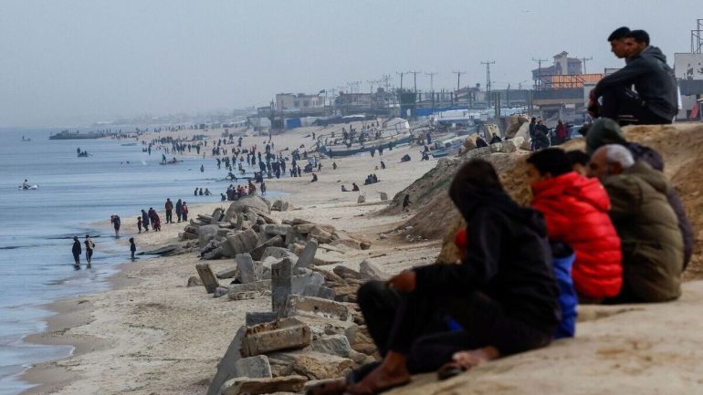 الغزيون يستخرجون بديلاً للإسمنت من قاع البحر