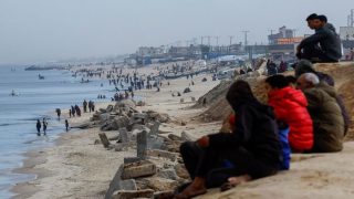 الغزيون يستخرجون بديلاً للإسمنت من قاع البحر