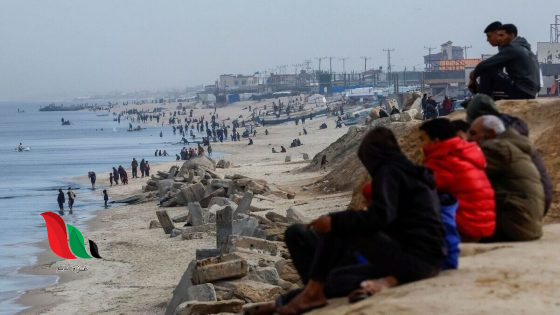 الغزيون يستخرجون بديلاً للإسمنت من قاع البحر