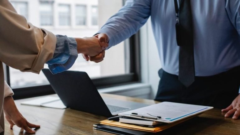 خطوات حساب مكافأة نهاية الخدمة في الإمارات حسب قانون العمل الجديد